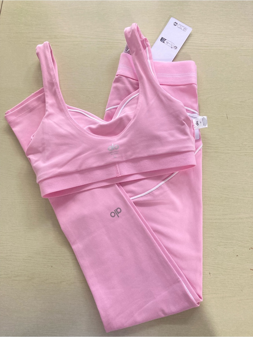 ALO Yoga Pink Seam-Trim Sports Bra & Leggings Set - Picture 2 of 5